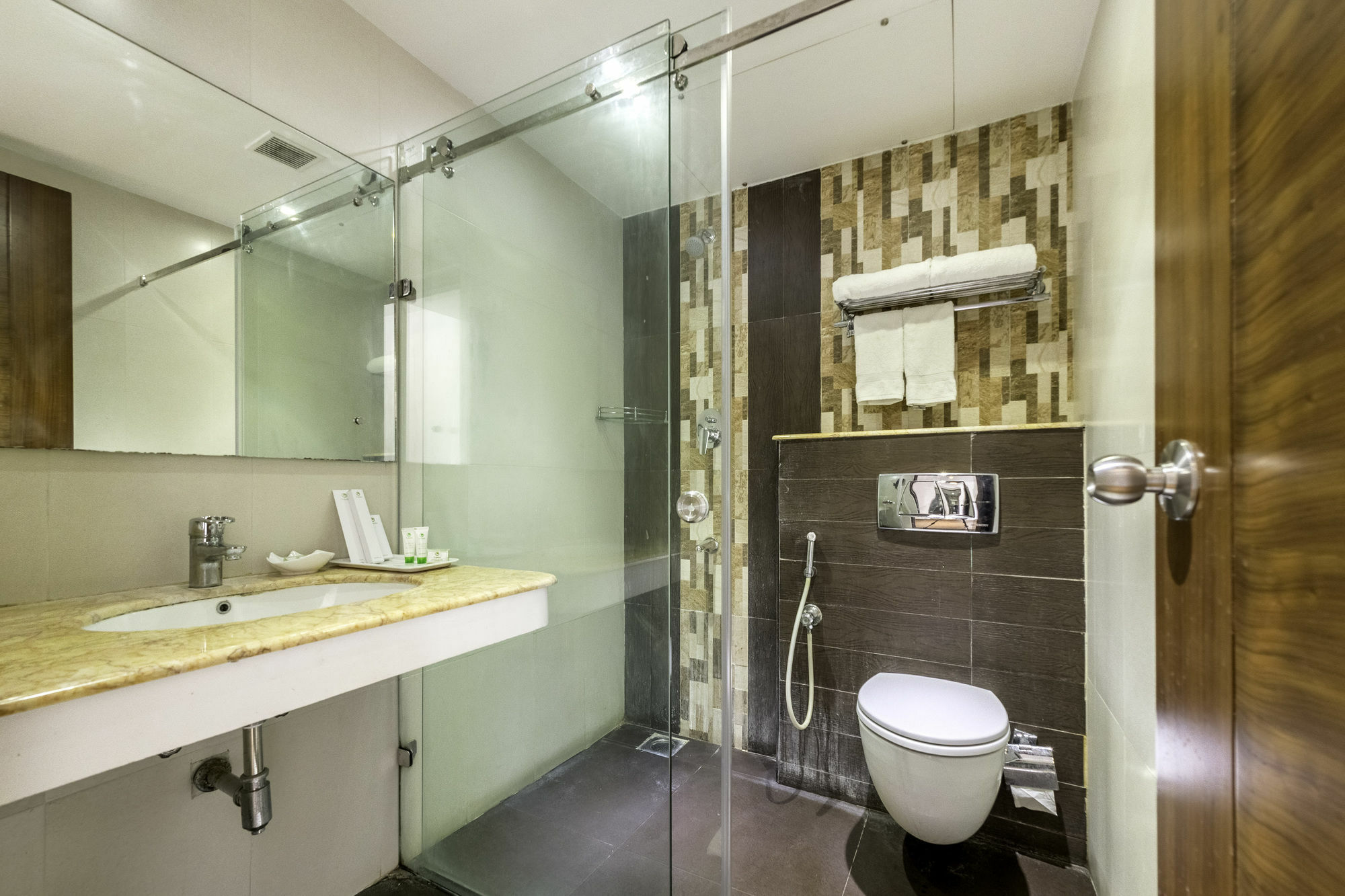Treebo Trend J'S Five Two Boutique Hotel Ченай Екстериор снимка